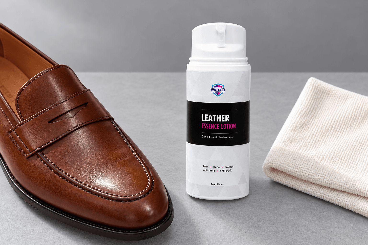 ภาพประกอบ Leather Essence กับรองเท้าหนังเรียบและผ้านุ่ม
