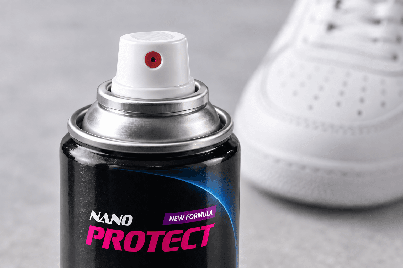 ภาพประกอบจุกพ่นสีแดง หัวกดสีขาว คอโลหะสีเงิน และตัวกระป๋องสีดำของ Nano Protective