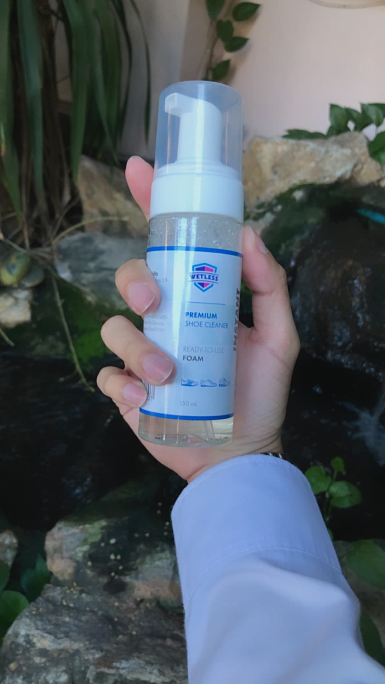 Foam Cleaner ขวดปั๊มที่ผู้ใช้ถือในภาพรีวิว