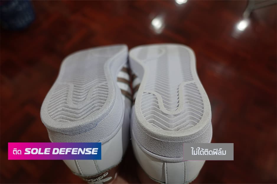มุมส้น adidas Superstar แสดงฟิล์มบนพื้นรองเท้าหนึ่งข้างเทียบอีกข้าง